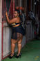 Découvrez notre univers en photo : femme posant dans une écurie