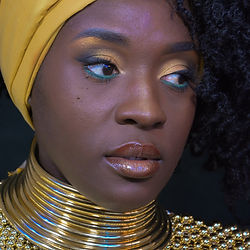 Maquillage Full Glam sur femme noire au turban jaune