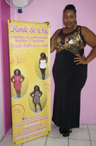 Femme en robe noire posant près d'une affiche Ronde & Chic