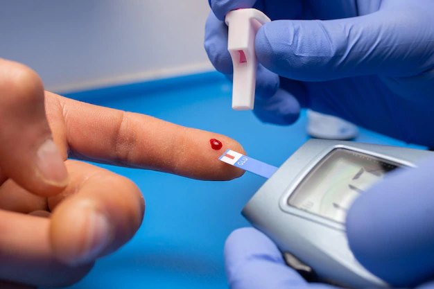 primer-plano-medico-guantes-goma-tomando-analisis-sangre-paciente_181624-56107.jpg.webp