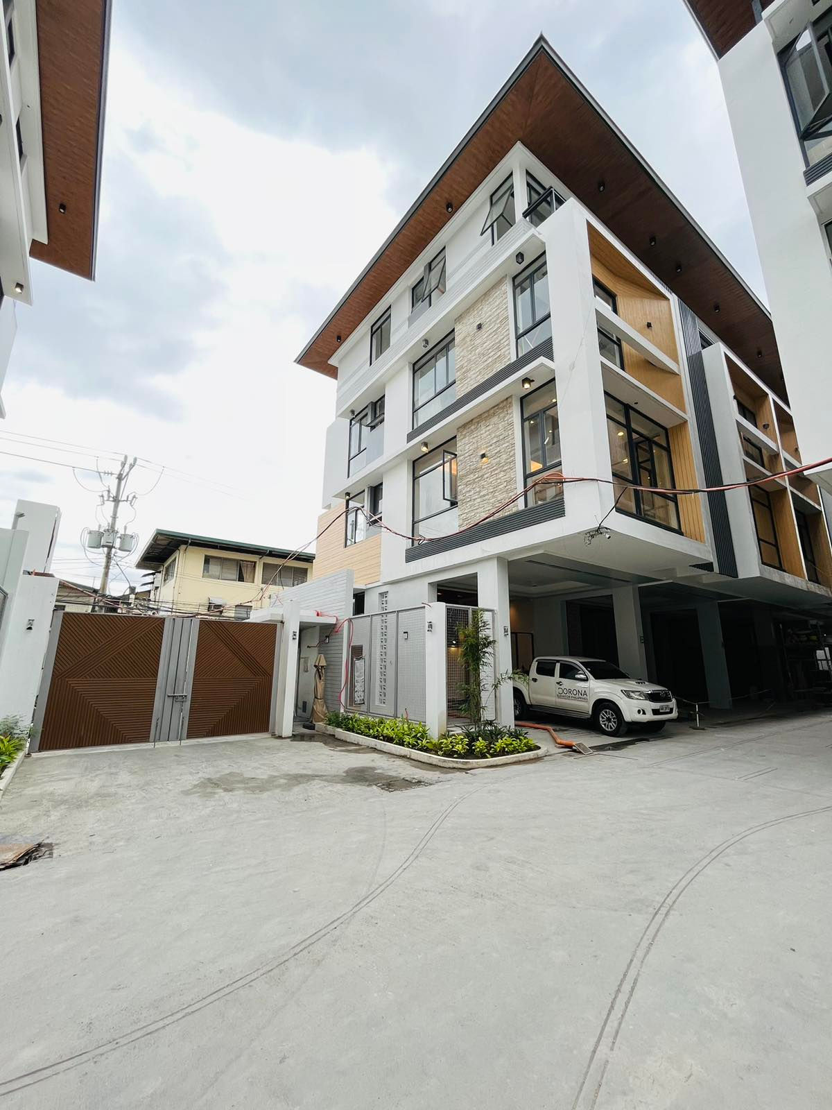 GR454 Brand New 3-Car Townhouse Near Banawe