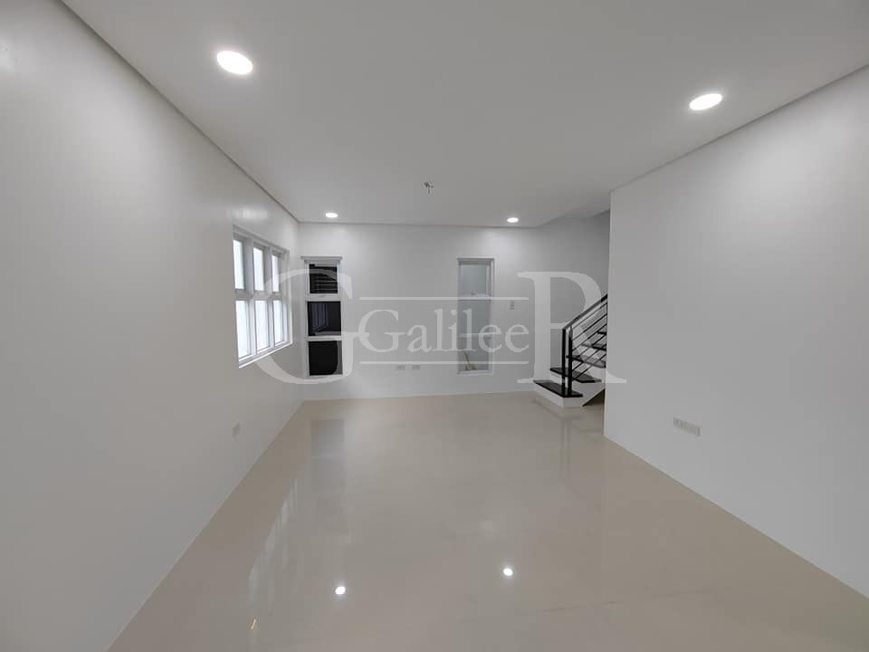 縮圖：GR508 Pre-Owned 4 Car Townhouse For Sale in Tandang Sora, Quezon City