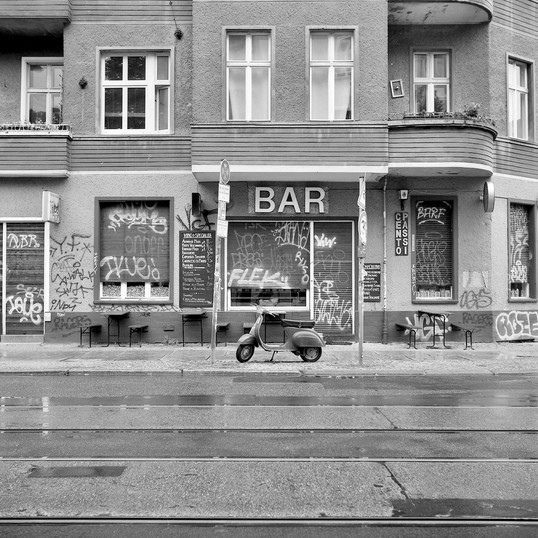 Bar Cento Passi. Berlin. Vogue. Mariano Doronzo. Rolleiflex. Street Photography. Darkroom.
#filmphotography #filmisnotdead #analogphotography #analog #filmcamera #filmcommunity #ishootfilm #bnw #filmisalive #photooftheday #blackandwhite #shootfilm #magnumphotos #analogue #filmfeed #portrait #ilfordphoto #staybrokeshootfilm