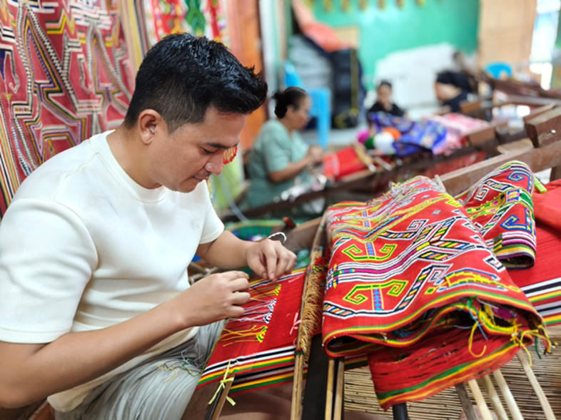 Male weavers of Pua Sungkit.