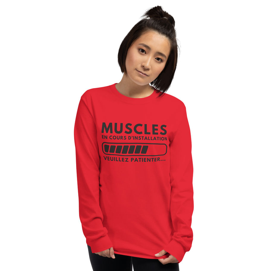 Femme portant un t-shirt rouge "Muscles en cours de chargement"