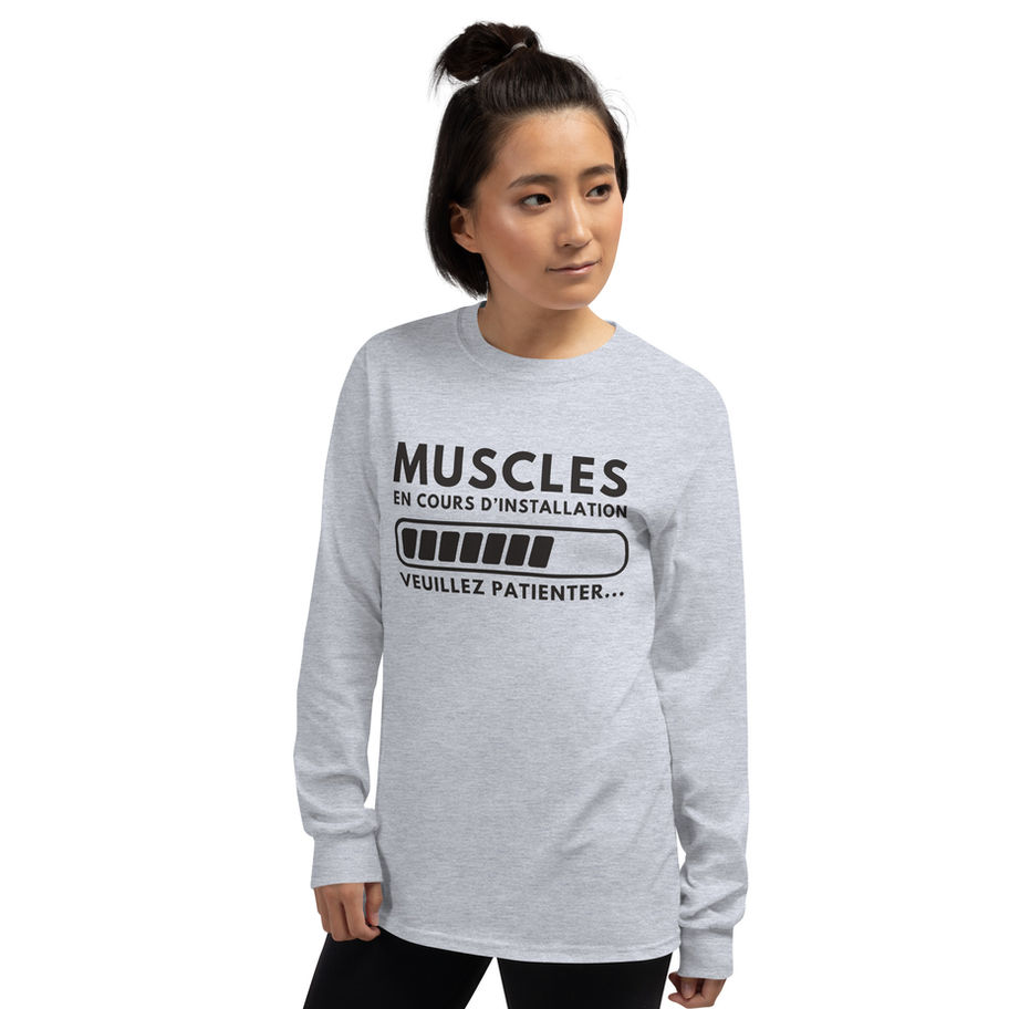 Femme portant un t-shirt "Muscles en cours d'installation"
