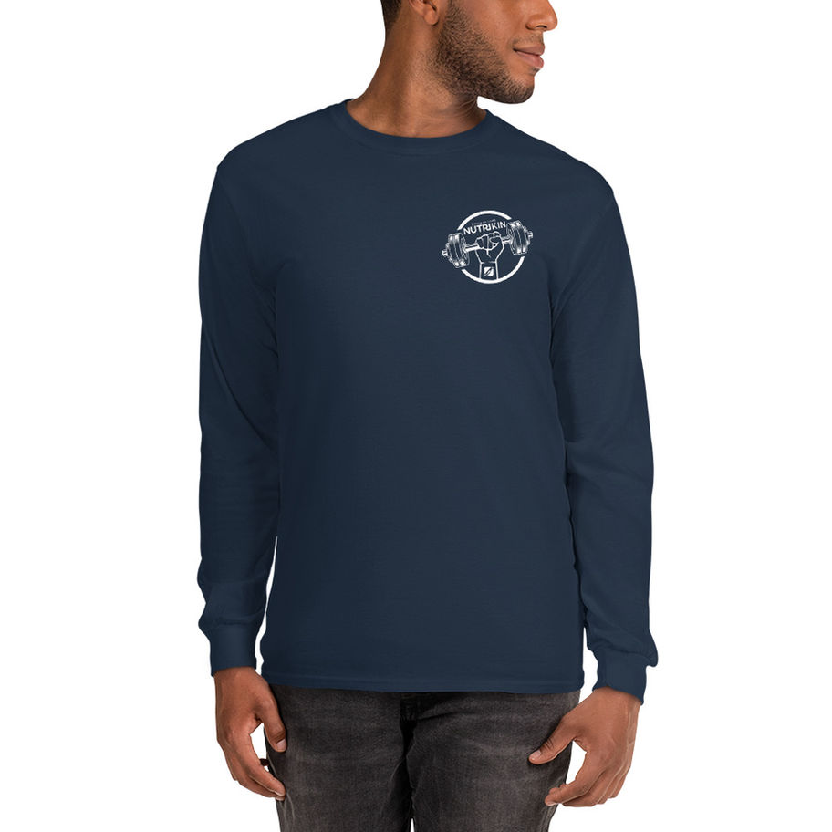 Homme portant un t-shirt manches longues bleu marine
