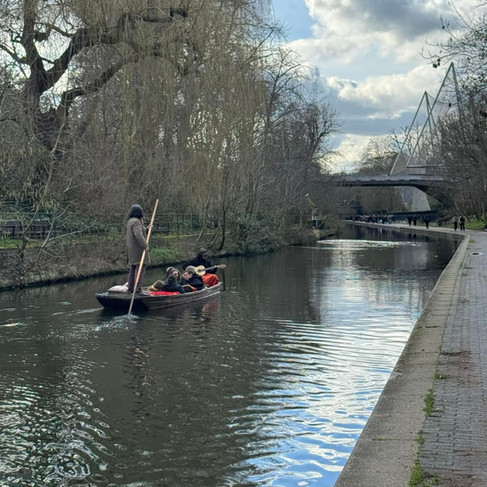 שייט על נהר בלונדון באמצע האביב 