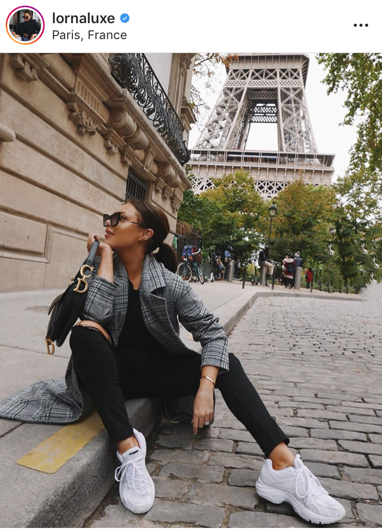 zapatillas blancas white sneakers tenis blancos zapatos calzado moda tendencia fashion trend revista magazine outfit trendy ropa mujeres fashion lover blogger