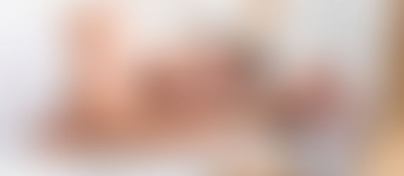 Mulher desligando o despertador