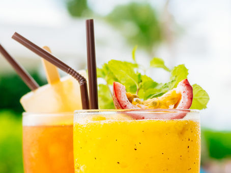 Copos com sucos coloridos