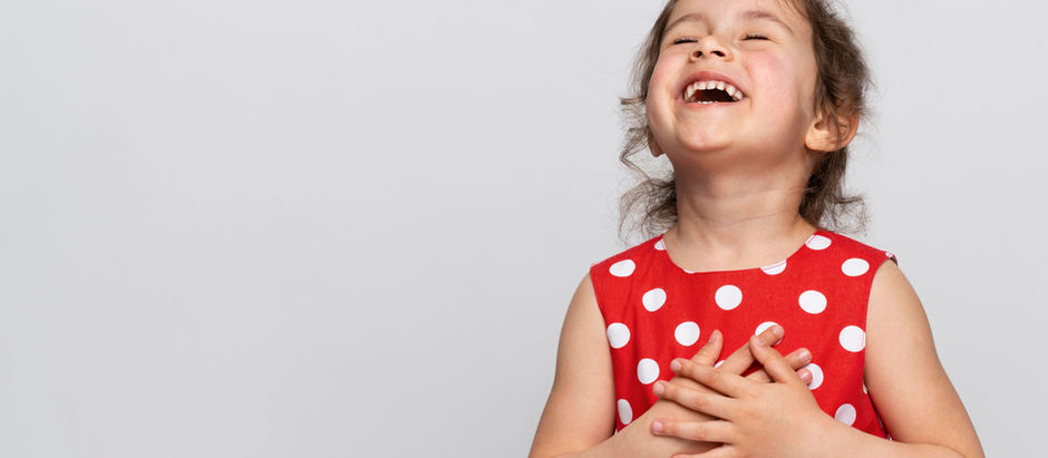 Criança de olhos fechados sorrindo