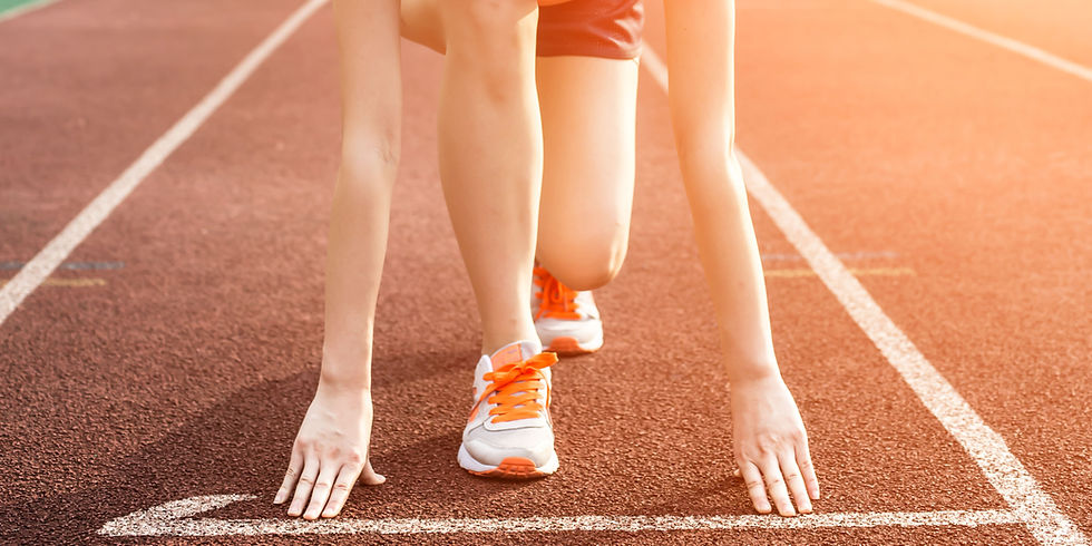 Mulher em linha de partida de corrida