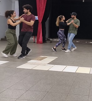 Ensaio de dança no salão comunitário.png
