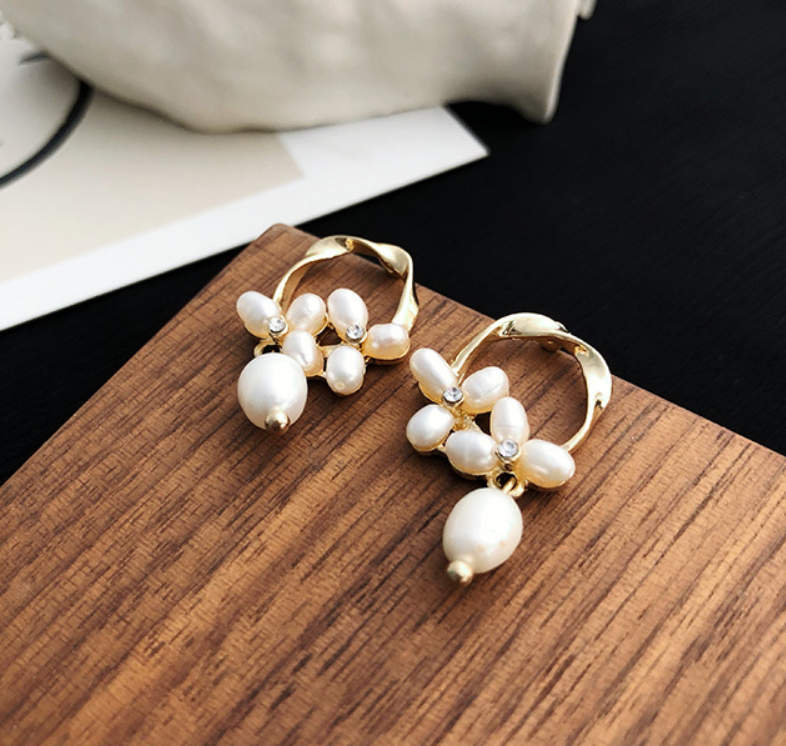 Miniatura: Pearl Earrings with Round Geometric Design