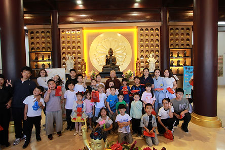住持法師和親子活動的小朋友歡喜合影.JPG