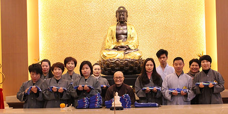 學長們授背心 (5).JPG