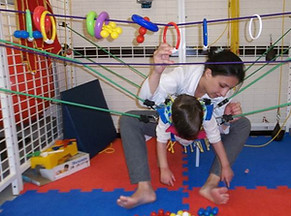 Melhora do input sensorial e motor do SNC Modula o tônus muscular Melhora do ajuste biomecânico com a estabilização externa Melhora o alinhamento do quadril por meio de carga vertical sobre o mesmo Melhora da simetria corporal Proporciona a estimulação tátil Corrige o padrão de marcha Ajuda a diminuir as contrações Melhora a densidade óssea Promove o desenvolvimento de habilidades motoras finas e grossas Promove resistência para reforço muscular Melhora a consciência corporal em relação ao espaço Promove estabilidade muscular Modulação de ataxia e atetose Fornece input vestibular Auxilia na produção da fala e deglutição por melhorar o controle da cabeça e a sustentação do tronco.