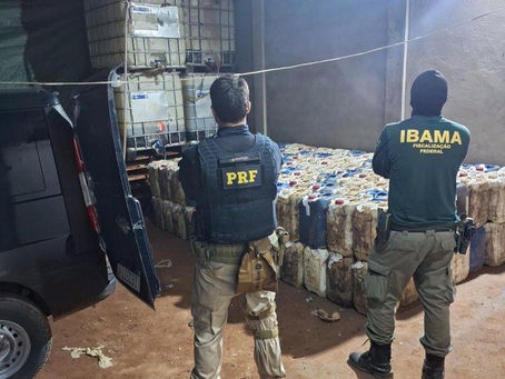 PRF e IBAMA apreendem 7 mil litros de combustível usados em garimpo ilegal em Boa Vista.