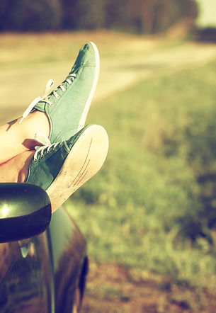 Pés para fora da janela