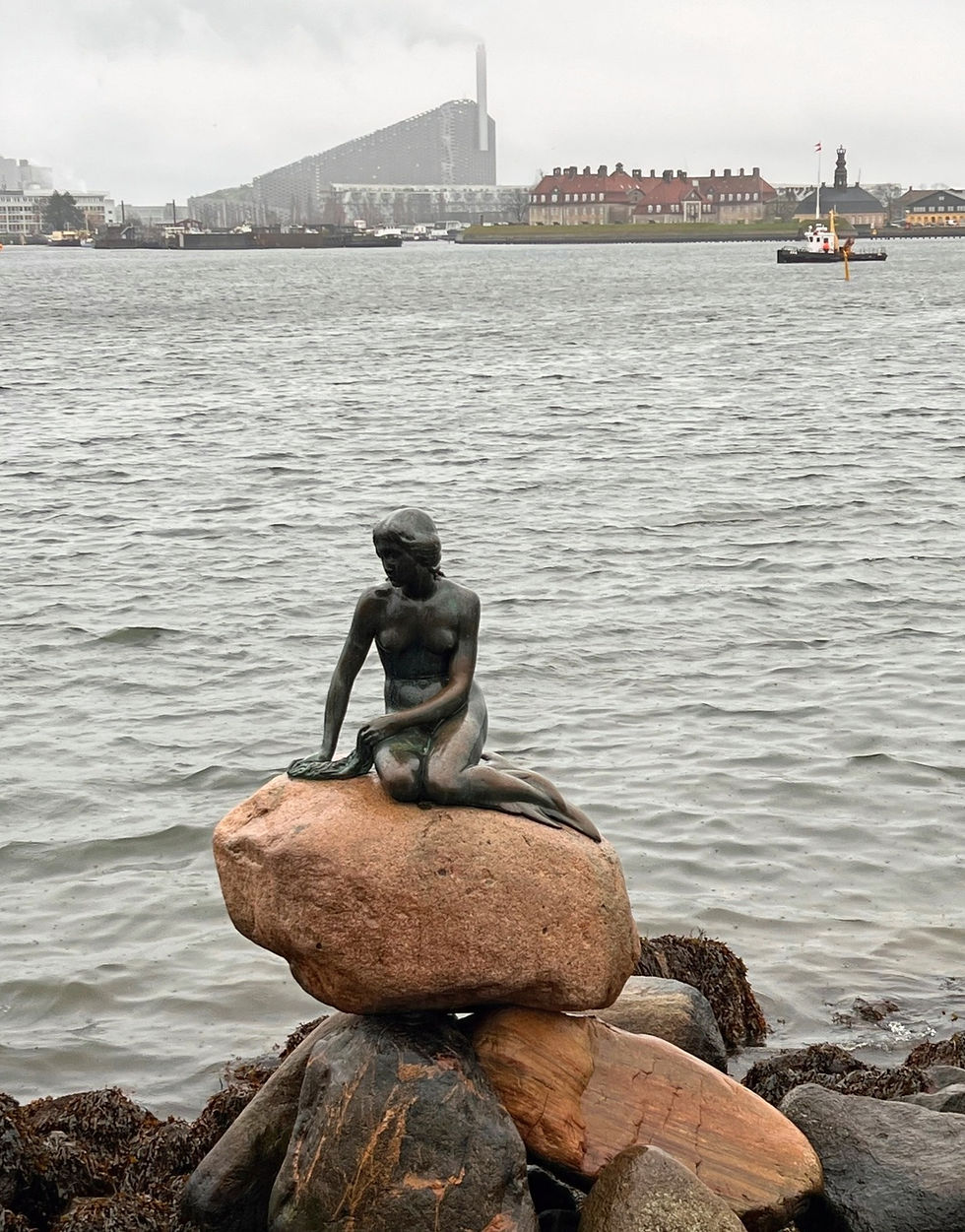 little mermaid statue dedicated to Hans Christian Anderson