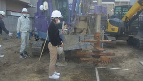 ☆☆現場便り☆☆東淀川作業所も１７日より、柱状改良の工事が始まりました。天気が良い間に終われると願って。また、午後からは定例打合せが行われました。