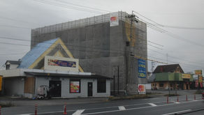 ☆☆現場便り☆☆ｳｲｰｸﾘｰ翔可児作業所　躯体工事は5階建込、仕上げ工事は3階サッシ取付、2階ユニットバス・ウレタン断熱工事、1階はボード工事を進めています。