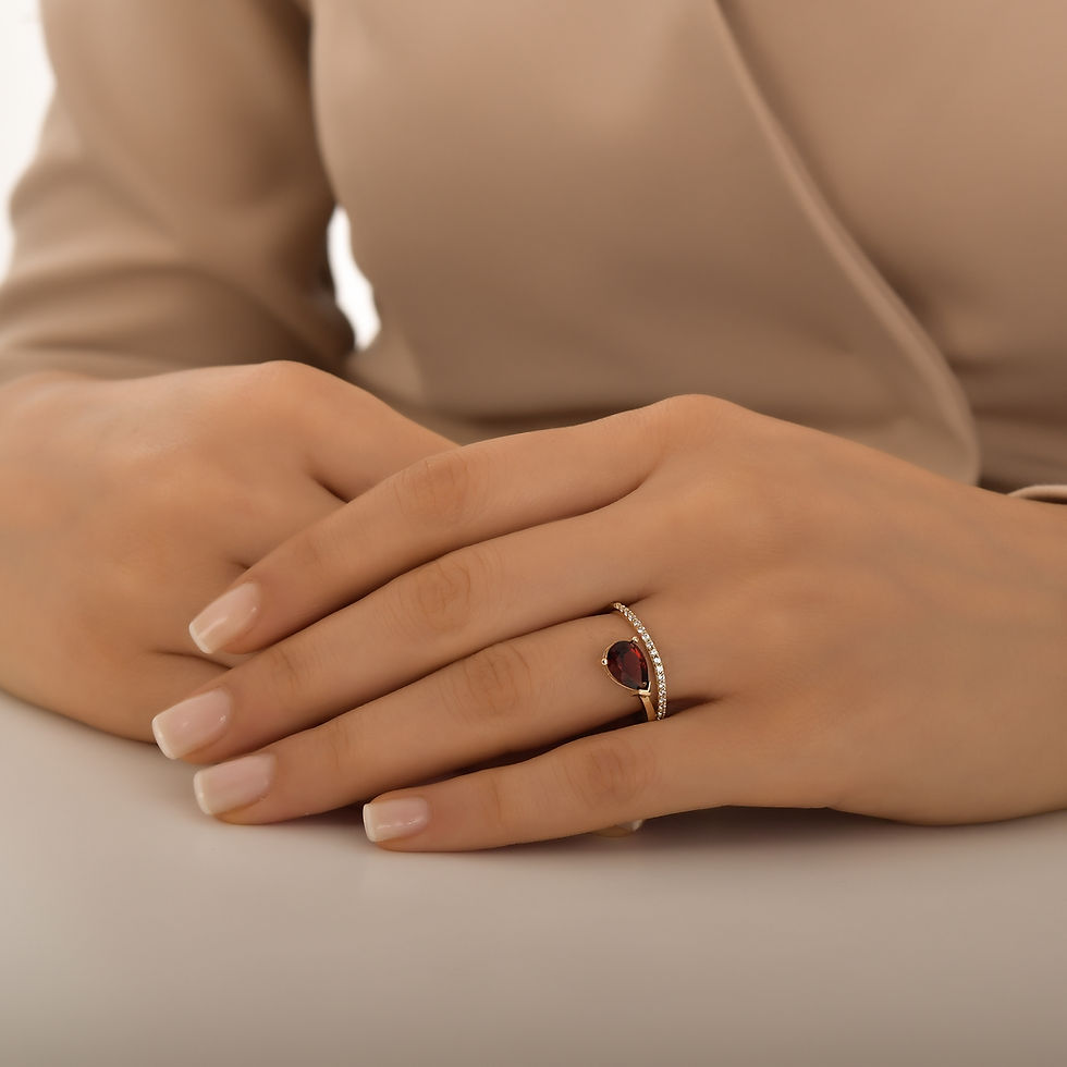Thumbnail: Gold Ring with Garnet