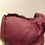 Thumbnail: Sac bandoulière en cuir souple bordeaux des années 80