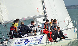 Voilier Grand Surprise avec équipage en navigation