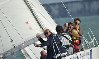 Voilier Grand Surprise avec équipage en navigation