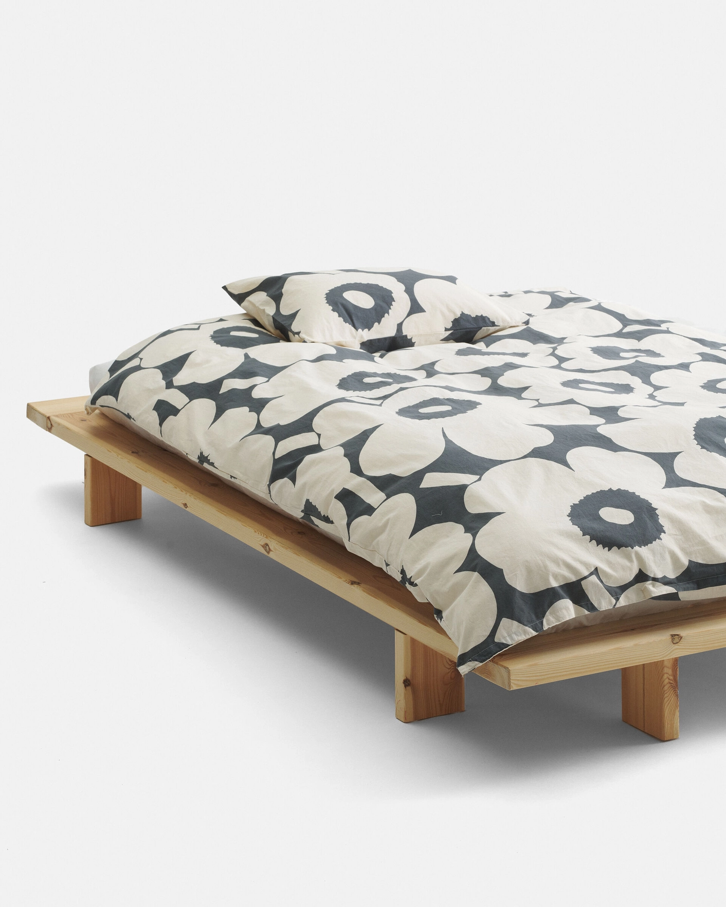 Tendencias decoracion textil hogar 2024. Funda nórdica Unikko duvet cover. Estampado flores estilo setentero.