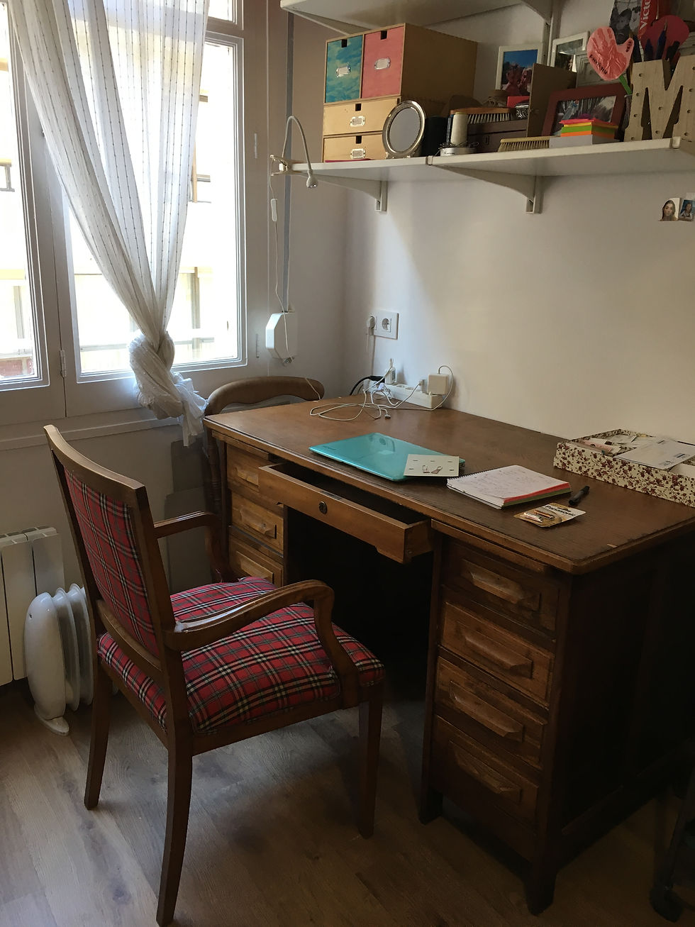 Mi escritorio y silla en madera de roble, antiguos. 