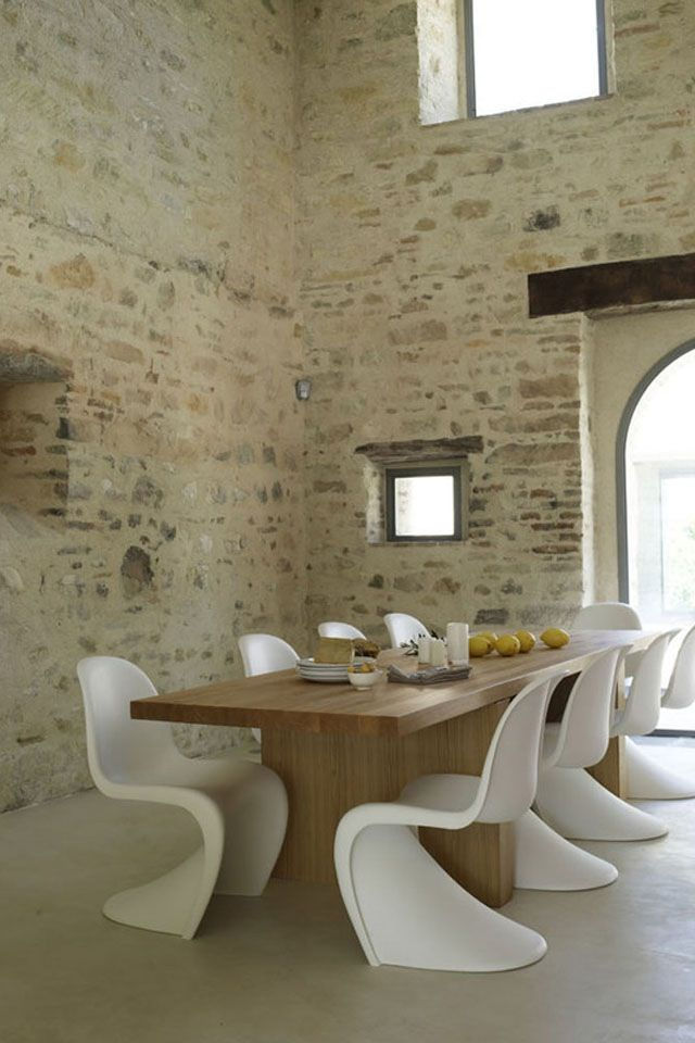 Comedor estilo rústico moderno con mesa de roble y sillas Panton de Verner Panton