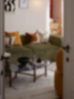 Tendencias decoracion textil 2024 Cojines con estampados orgánicos y asimétricos estilo setentero de Westwing.