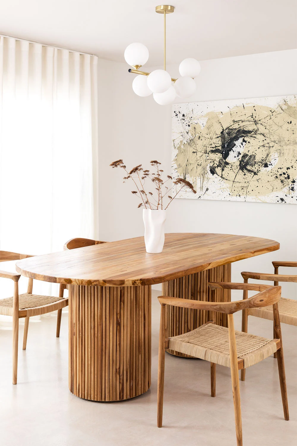 Tendencias decoración 2024. Materiales y texturas. Mesa de comedor y sillas en madera de teka y ratán de Sklum