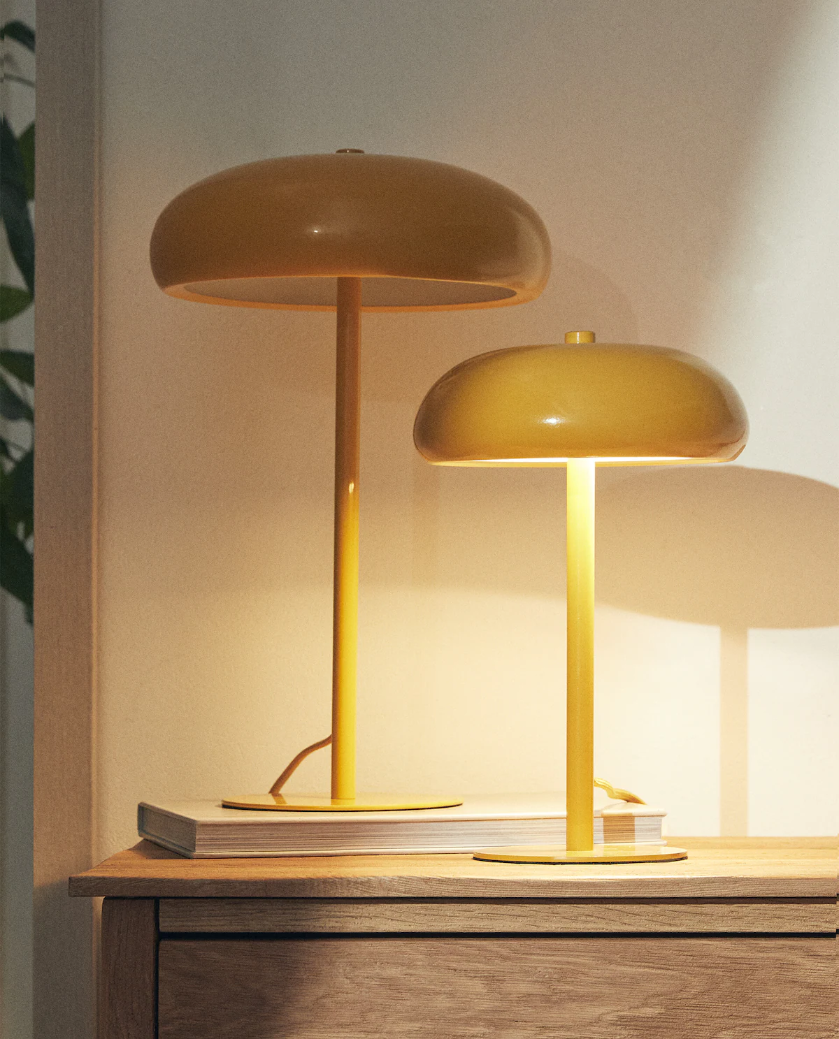 Tendencias iluminación 2024. Lámpara de mesa amarilla, forma de seta, en dos tamaños de Zara Home.