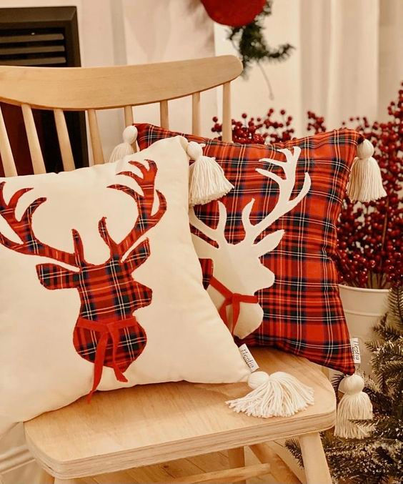 Decoración de Navidad textil con renos en paleta de color clásica, con estampado de cuadros rojo, verde y blanco..