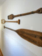 Decoración pared pasillo con remos antiguos de madera