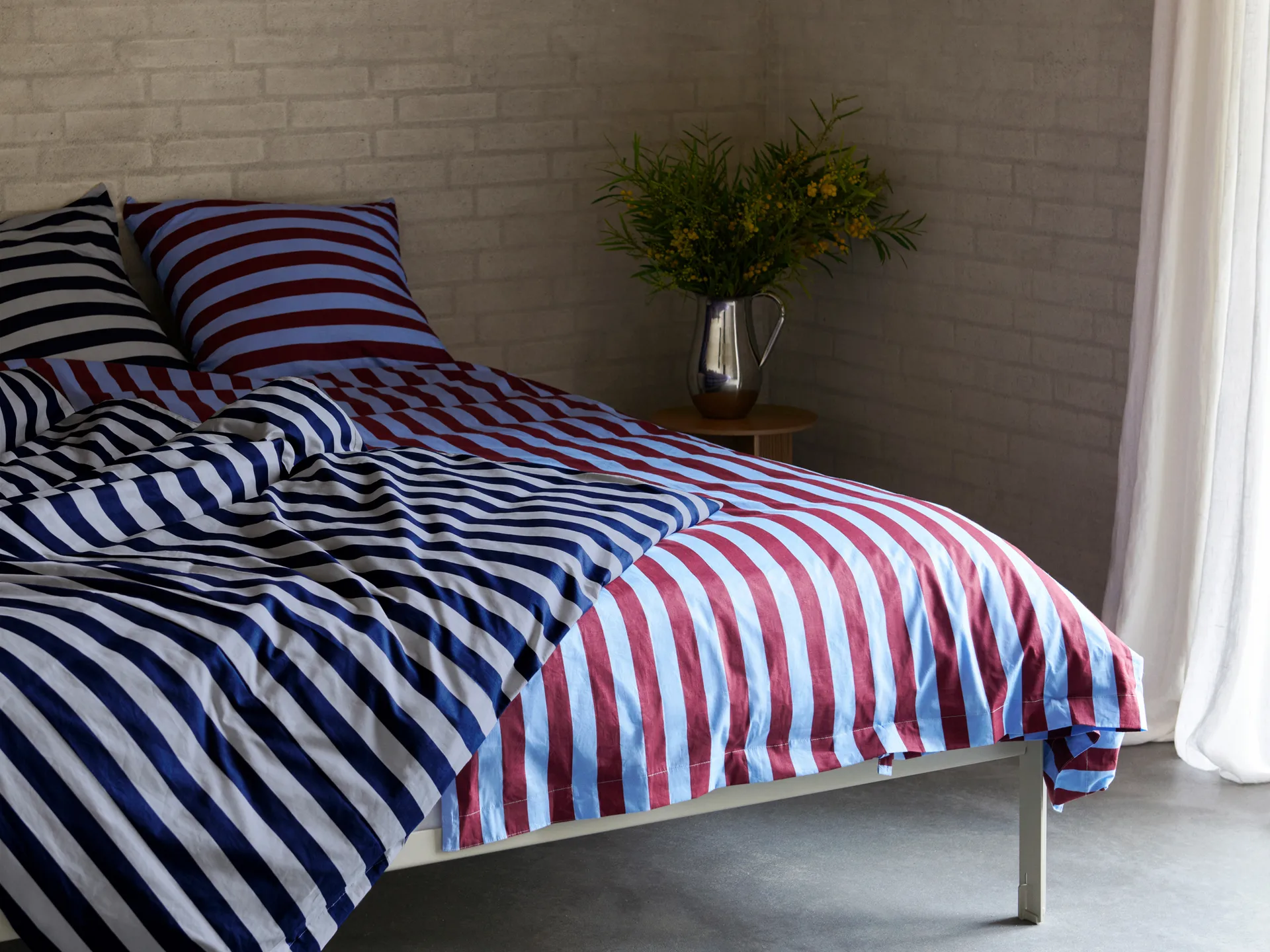 Tendencias decoracion textil hogar 2024. Funda nórdica Été rayas azul y púrpura, de Nordic Nest