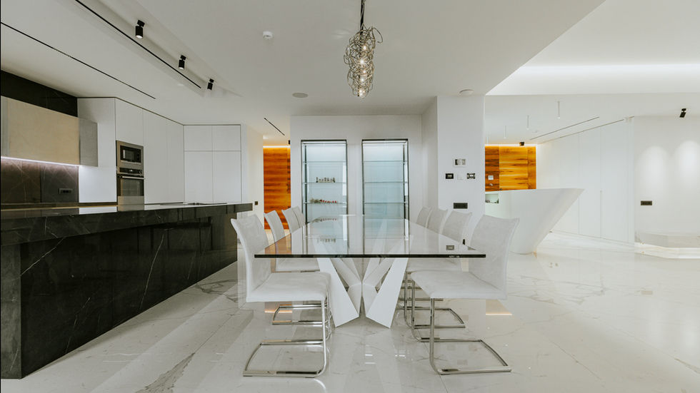 Appartement minimaliste, matériaux nobles, design épuré, couleurs froides, blanc, métallisé, granit poli, bois exotique, agencement sur mesure, mobilier contemporain, finition haut de gamme, harmonie des matériaux, contraste chaud-froid, décoration moderne, intérieur élégant, conception personnalisée, aménagement raffiné, touches chaleureuses, optimisation d’espace, style contemporain, esthétique sobre, design fonctionnel.