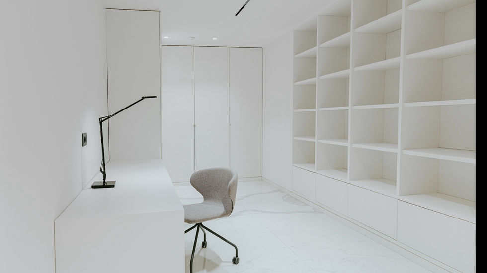 Appartement minimaliste, matériaux nobles, design épuré, couleurs froides, blanc, métallisé, granit poli, bois exotique, agencement sur mesure, mobilier contemporain, finition haut de gamme, harmonie des matériaux, contraste chaud-froid, décoration moderne, intérieur élégant, conception personnalisée, aménagement raffiné, touches chaleureuses, optimisation d’espace, style contemporain, esthétique sobre, design fonctionnel.