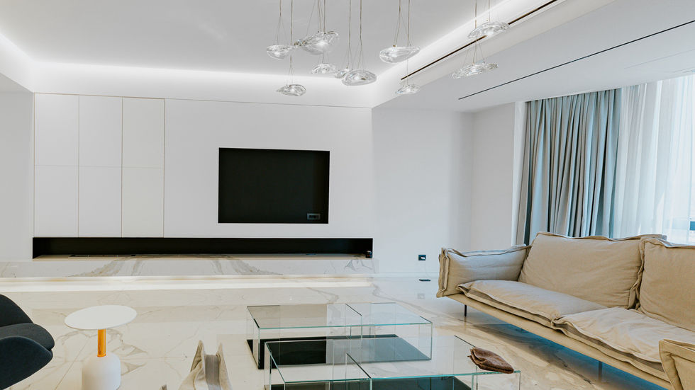 Appartement minimaliste, matériaux nobles, design épuré, couleurs froides, blanc, métallisé, granit poli, bois exotique, agencement sur mesure, mobilier contemporain, finition haut de gamme, harmonie des matériaux, contraste chaud-froid, décoration moderne, intérieur élégant, conception personnalisée, aménagement raffiné, touches chaleureuses, optimisation d’espace, style contemporain, esthétique sobre, design fonctionnel.