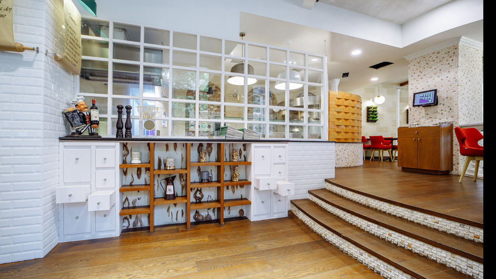 NEKA Concept, restaurant italien, aménagement sur mesure, design épuré, ambiance naturelle, décoration chaleureuse, couleurs vert et rouge, bois naturel, mobilier sur mesure, agencement intérieur, espace détente, atmosphère authentique, matériaux nobles, conception personnalisée, optimisation d’espace, harmonie des couleurs, style contemporain, design fonctionnel, expérience immersive, agencement restaurant.