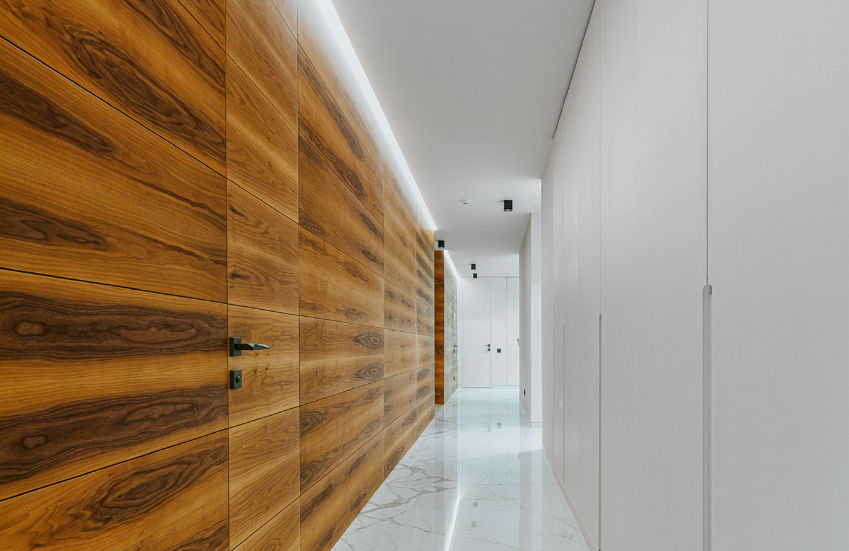 Appartement minimaliste, matériaux nobles, design épuré, couleurs froides, blanc, métallisé, granit poli, bois exotique, agencement sur mesure, mobilier contemporain, finition haut de gamme, harmonie des matériaux, contraste chaud-froid, décoration moderne, intérieur élégant, conception personnalisée, aménagement raffiné, touches chaleureuses, optimisation d’espace, style contemporain, esthétique sobre, design fonctionnel.