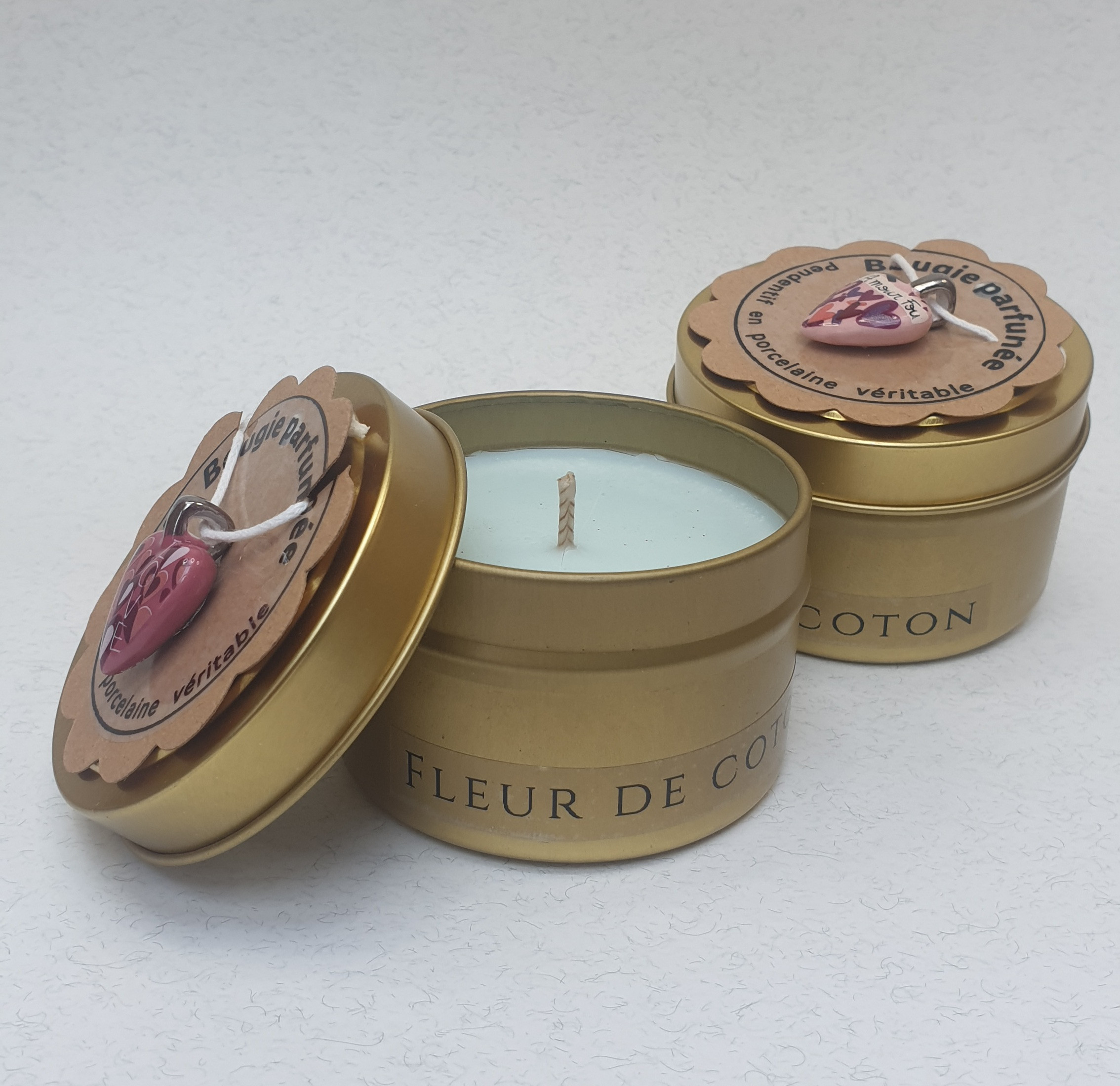 Bougie "Fleur de coton" avec pendentif Cœur en porcelaine véritable