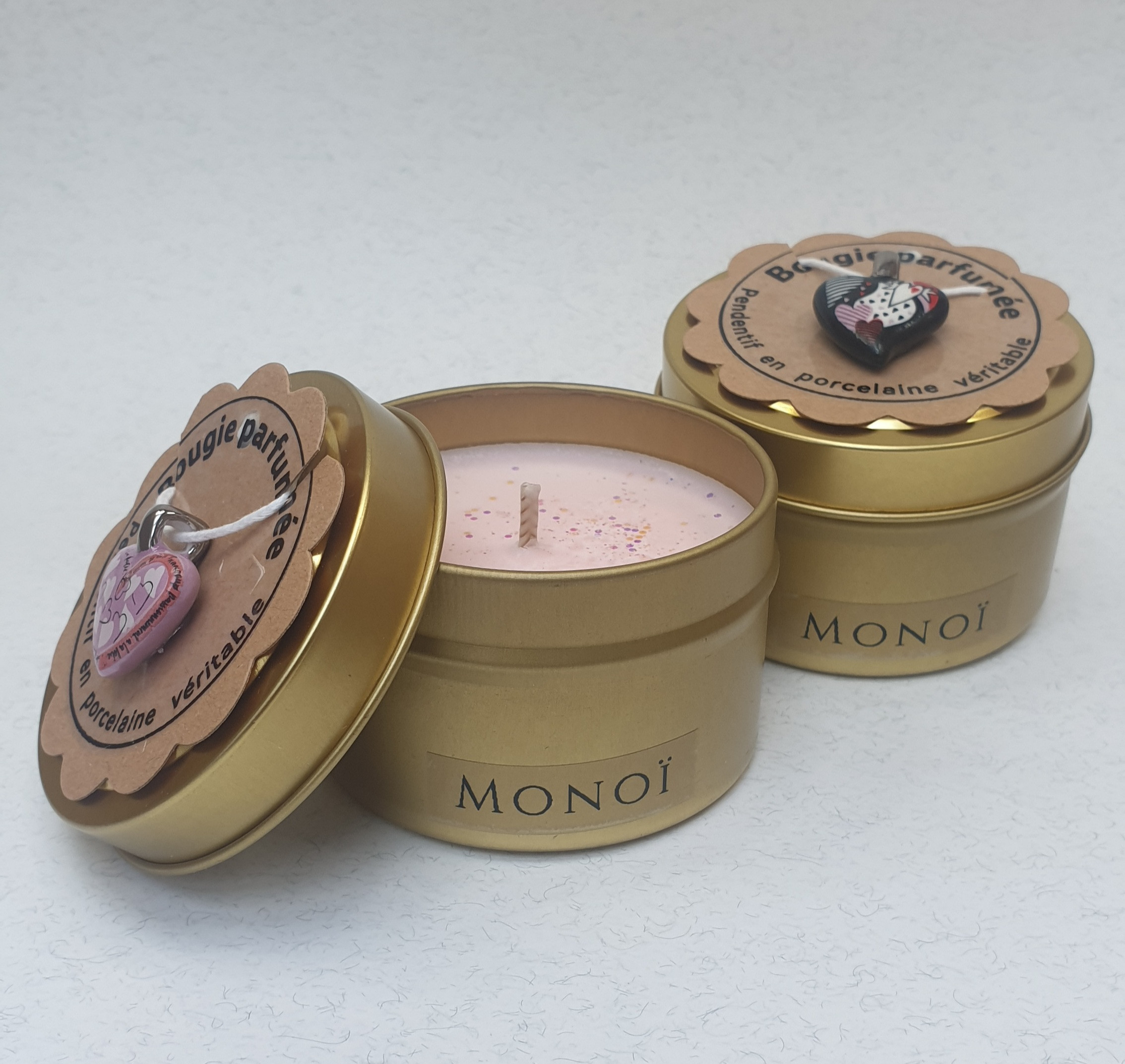 Bougie "Monoï" avec pendentif Cœur en porcelaine véritable