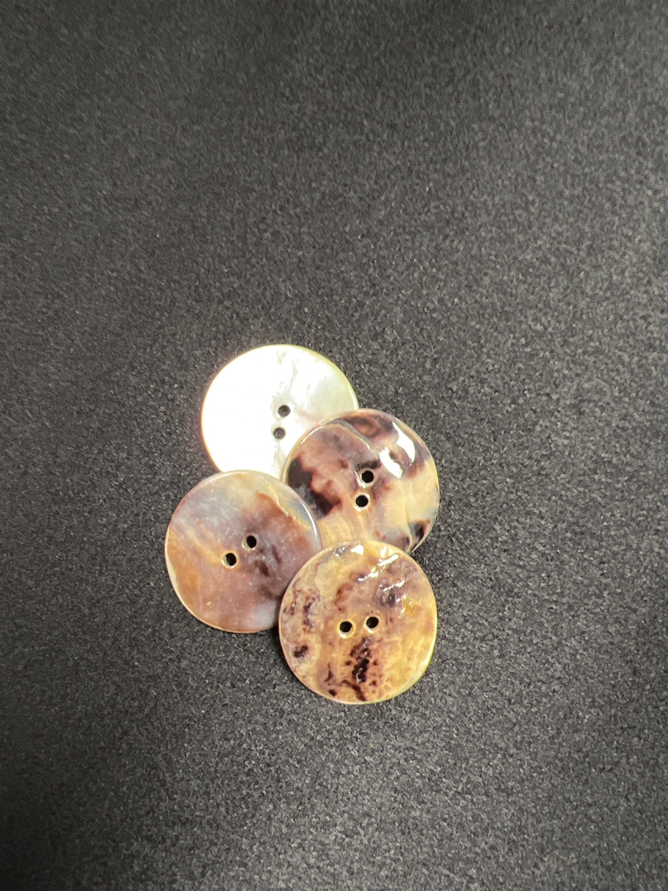 Abbey Agoya Shell 28mm Button
