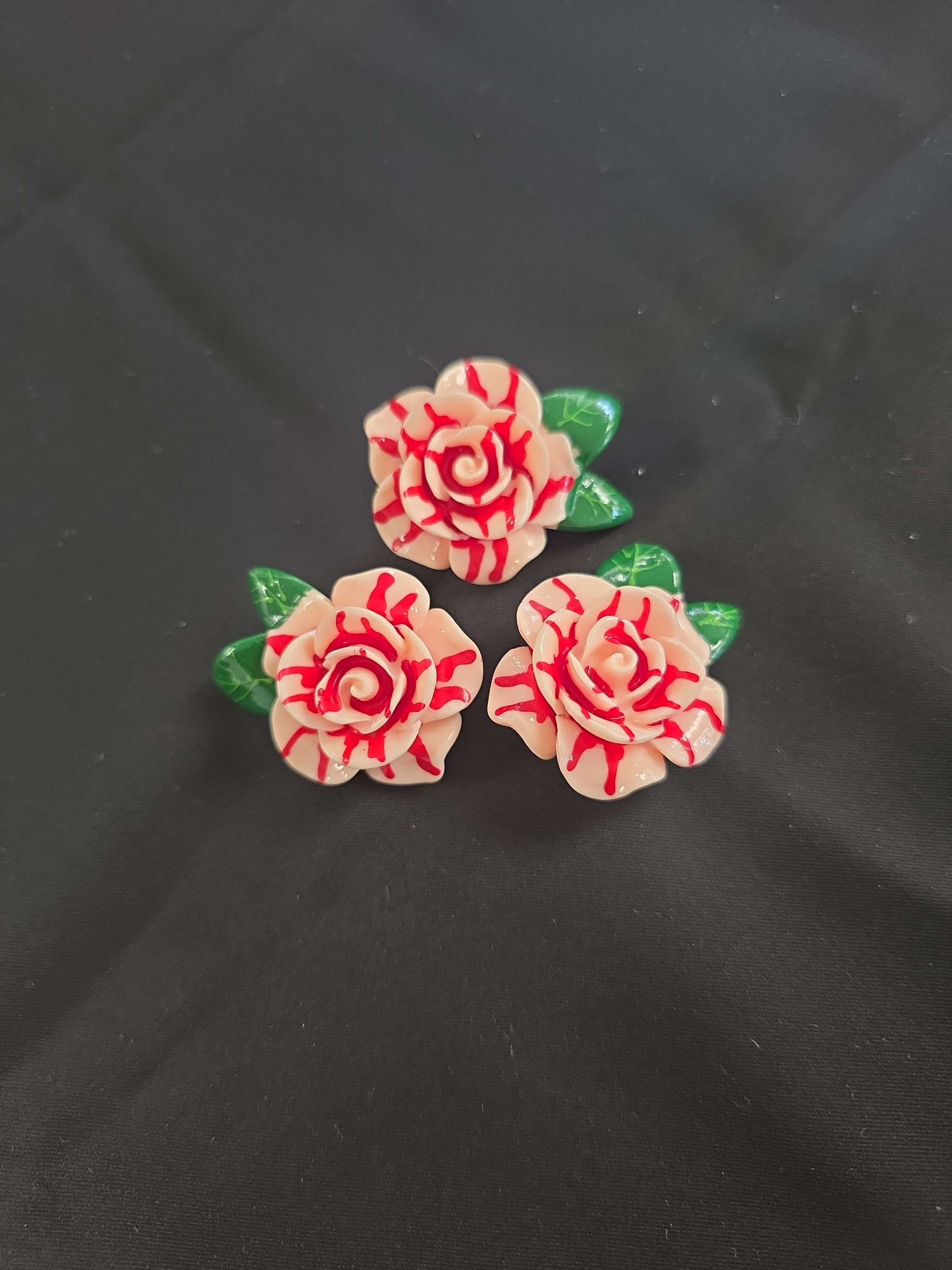 Rose with Leaves Light Pink Button 30mm