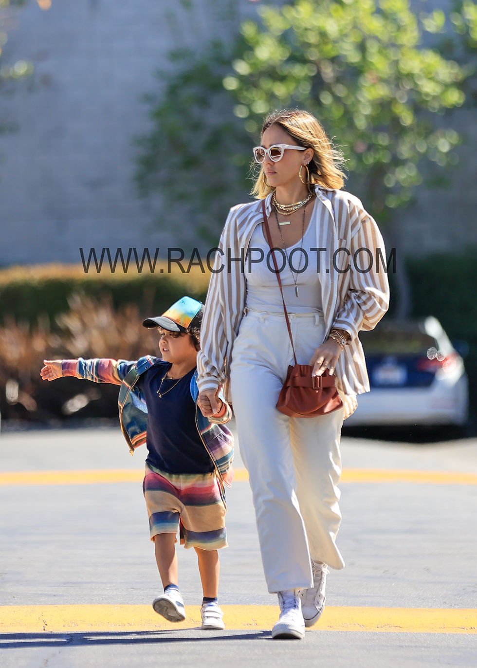 Thumbnail: Jessica Alba looks masters the cool mom look during outing with son Hayes